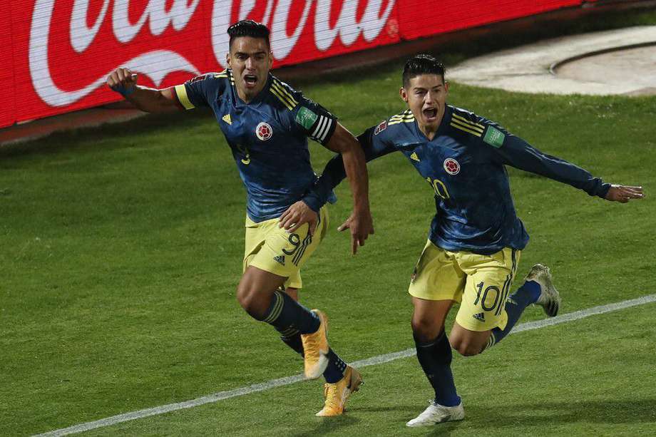 Falcao García (i), quien celebra junto a James Rodríguez, anotó el gol agónico que le dio el empate a Colombia contra Chile en octubre de 2020.