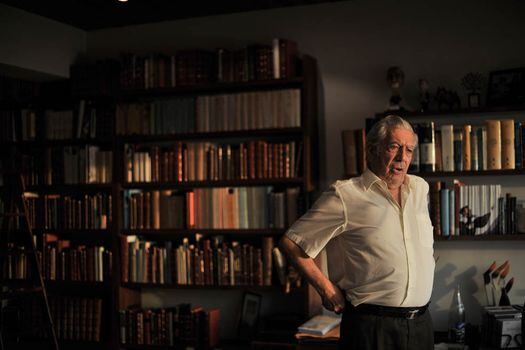 Mario Vargas Llosa en su estudio en la ciudad de Lima. Atrás los clásicos que sólo entregará “una vez me muera”. /  Fotos: Luis Ángel - Enviado especial - El Espectador