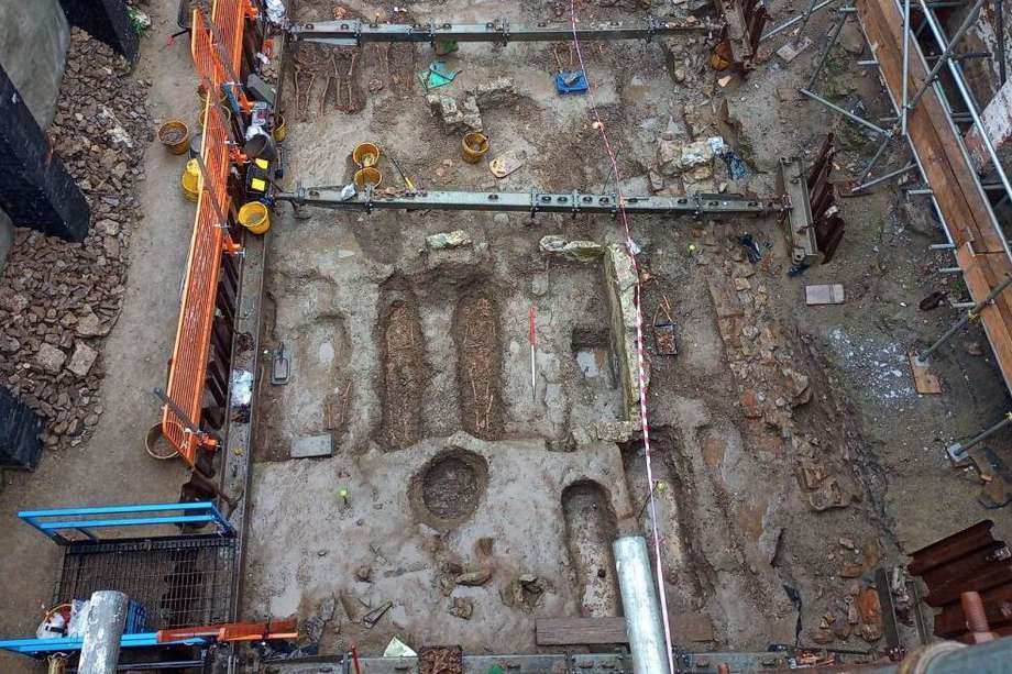 A principios de este año, los arqueólogos del mismo equipo descubrieron 17 esqueletos en una sección diferente del sitio.