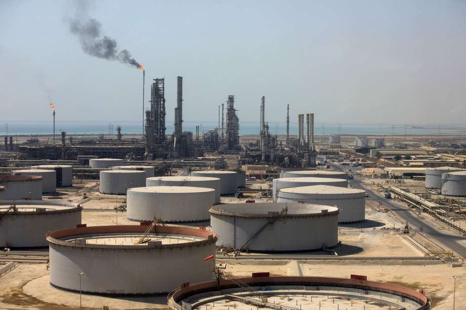 Refinería y terminal de petróleo Ras Tanura de Saudi Aramco en Ras Tanura, Arabia Saudita.