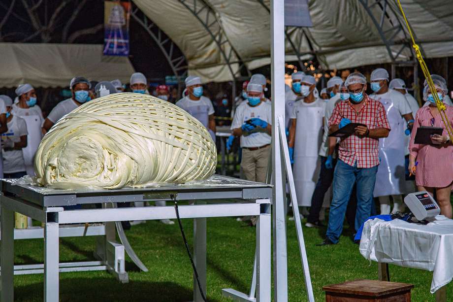 Productores de leche y queso elaboran el quesillo más grande del mundo, en el municipio de Pijijiapan, estado de Chiapas (México). 