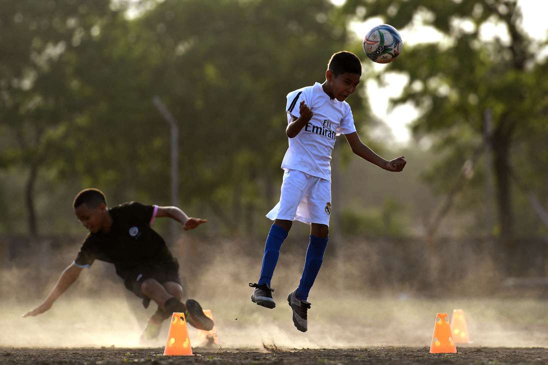 Desde muy pequeño, el hijo de Luis Manuel, entrenador de la única escuela de fútbol del poblado de unos 38.000 habitantes, mostró su velocidad, resistencia y habilidad para esquivar jugadores rivales.