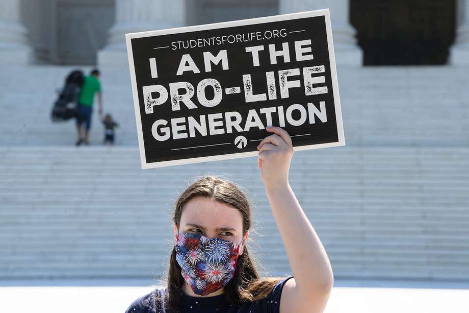 En esta foto de archivo, una activista antiaborto se manifiesta frente a la Corte Suprema de los Estados Unidos en Washington, DC, el 29 de junio de 2020.