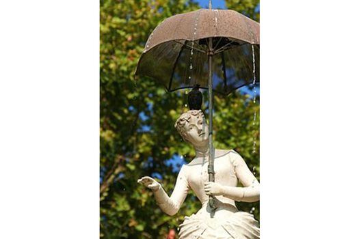 La "Dama del paraguas" (1884) está ubicada en el distrito Ciutat Bella de Barcelona.