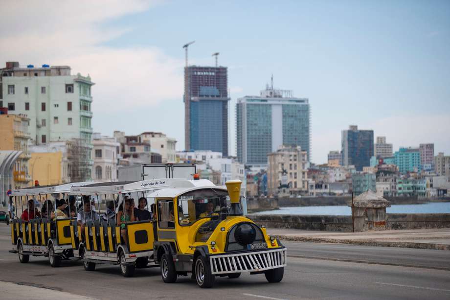 Un ómnibus con forma de tren es visto transitando por el malecón, en La Habana, (Cuba). 