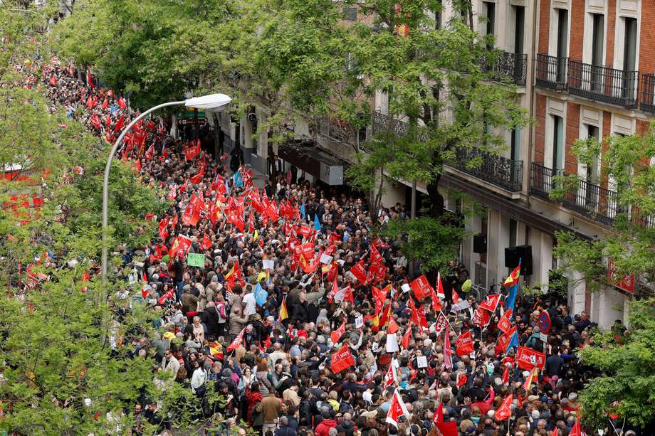 Los partidarios se reúnen y ondean banderas durante una manifestación convocada en apoyo de Pedro Sánchez frente a la sede del PSOE en Madrid, España.