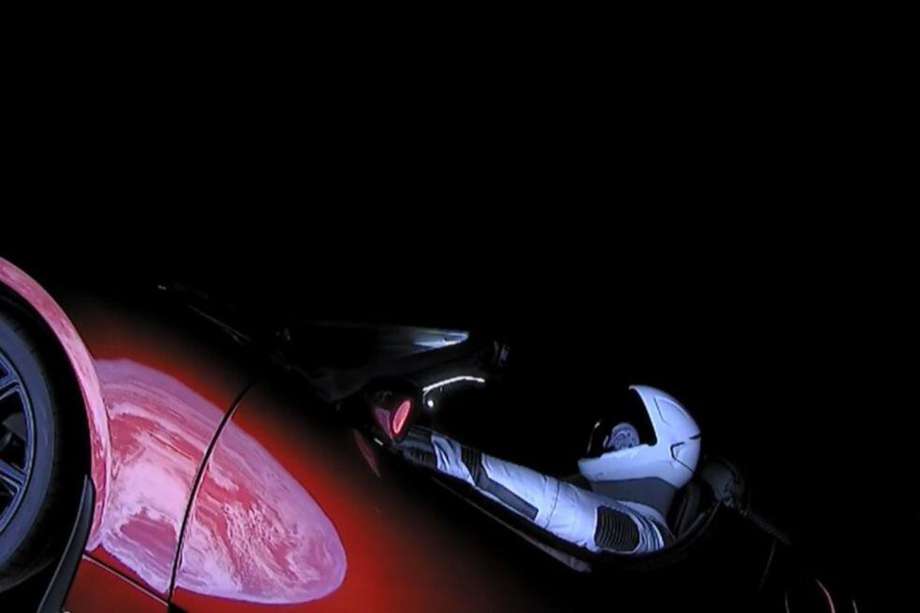 Starman al volante de un Tesla Roadster en el espacio.