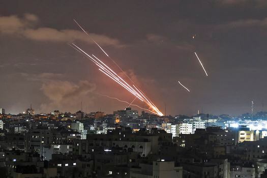 Estos son los cohetes que lanza Hamás desde la Franja de Gaza hacia Israel. Según ese país, van hasta ahora cerca de mil misiles lanzados.  / AFP