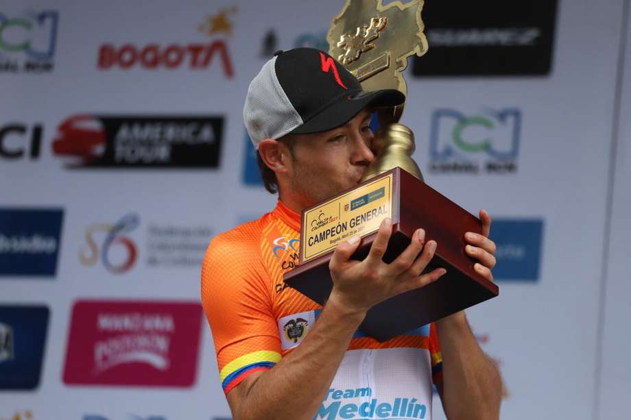 José Tito Hernández, con el trofeo de campeón de la Vuelta a Colombia 2021.