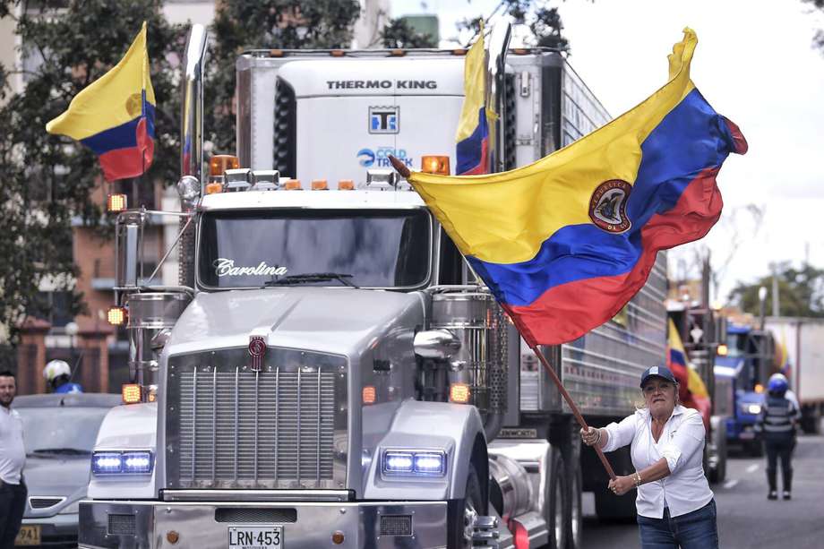 Avanzan con bloqueos intermitentes las manifestaciones en Bogotá.