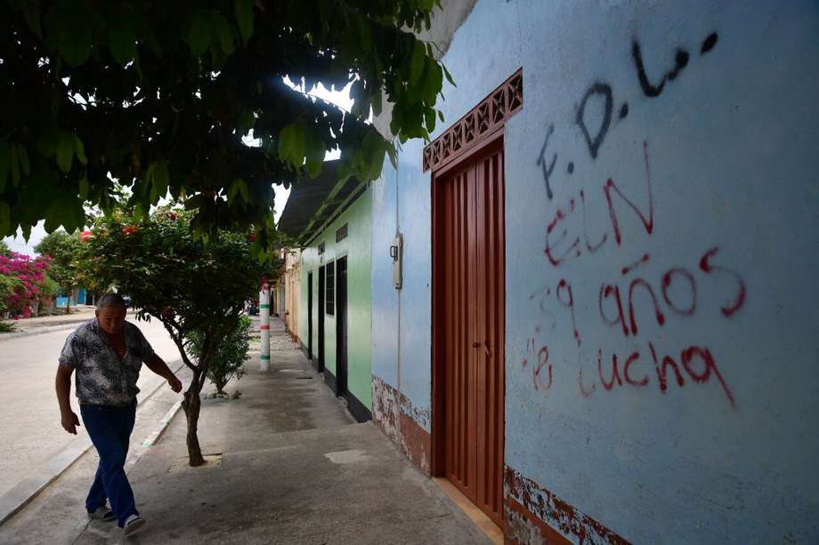 En varias paredes de municipios en Arauca se leen grafitis y mensajes de las guerrillas.