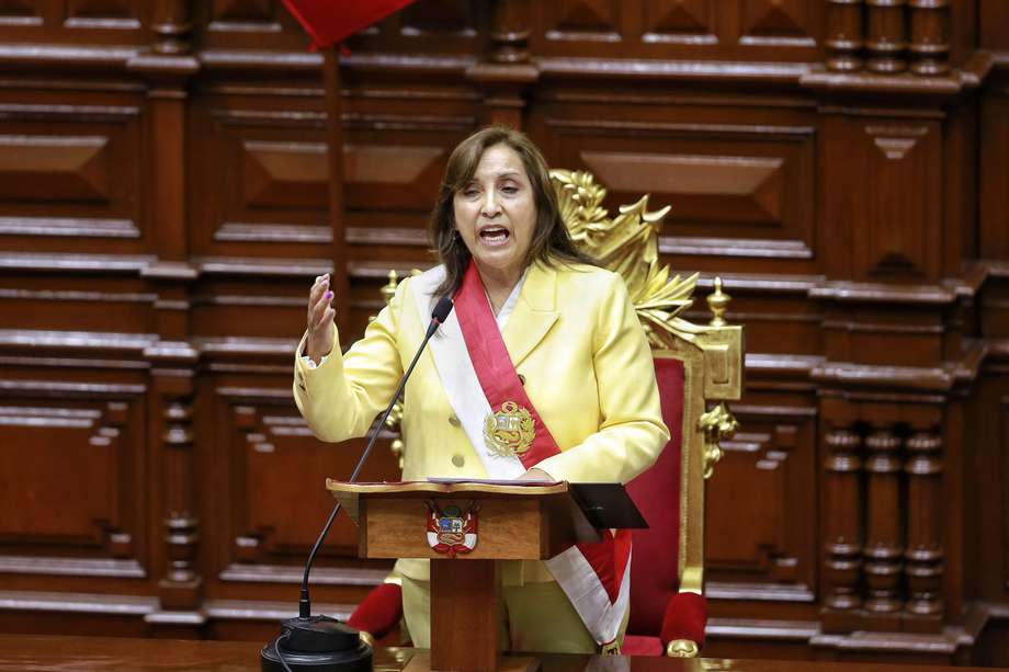 Dina Boluarte pronuncia un discurso en el Congreso de Perú para juramentar como presidenta.

