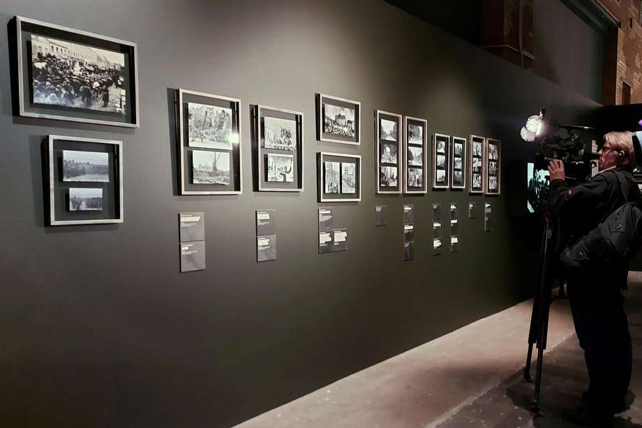 Vista de las fotos inéditas pertenecientes a la colección del fotógrafo bélico soviético Yevgueni Jaldéi, que son expuestas por primera vez al público en el Museo Hebreo de Moscú, junto a obras de otros quince fotorreporteros soviéticos de origen judío.