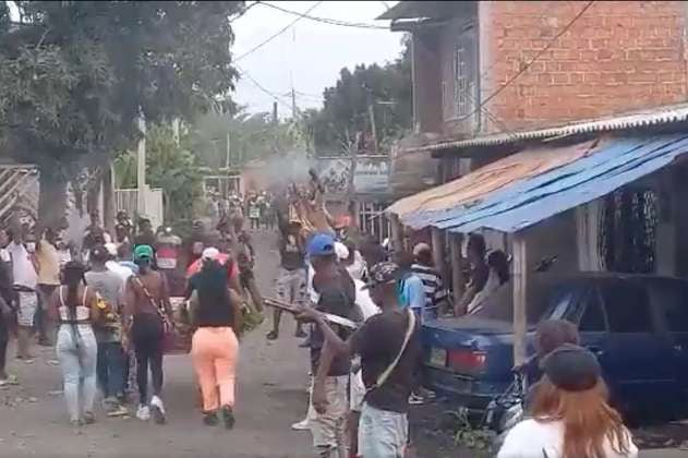 Con disparos y exhibición de armas acompañaron funeral de alias Gomelo en Guachené