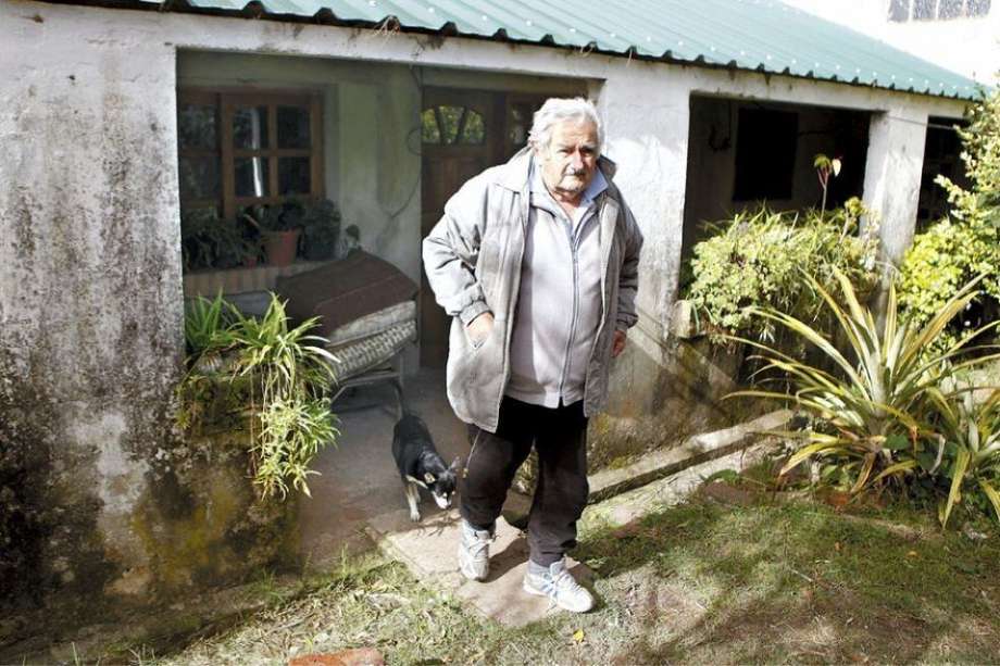 Pepe Mujica junto a su perra, Manuela, en su casa a las afueras de Montevideo.