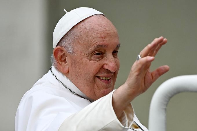 El papa Francisco viaja a Francia, esperando alertar sobre la crisis migratoria