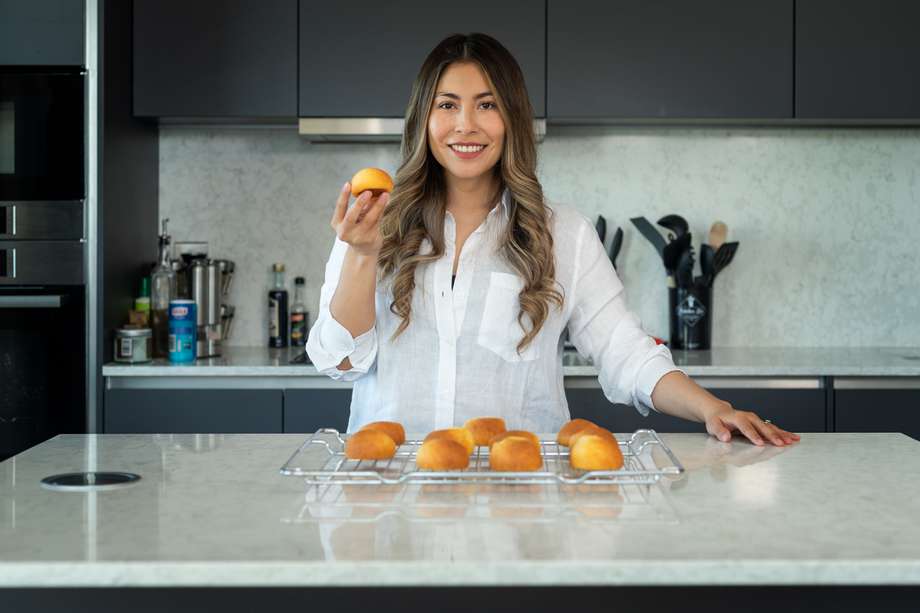 Ella es Alejandra Hernández, la emprendedora detrás de una idea de negocio que busca a través de la pastelería colombiana, dar a conocer la cultura del país en en Reino Unido. 