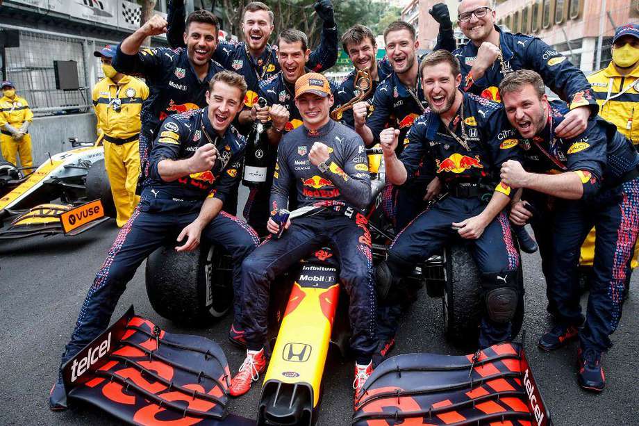 El piloto holandés Max Verstappen celebra con los integrantes del equipo Red Bull su triunfo en el Gran Premio de Mónaco de F-1.
