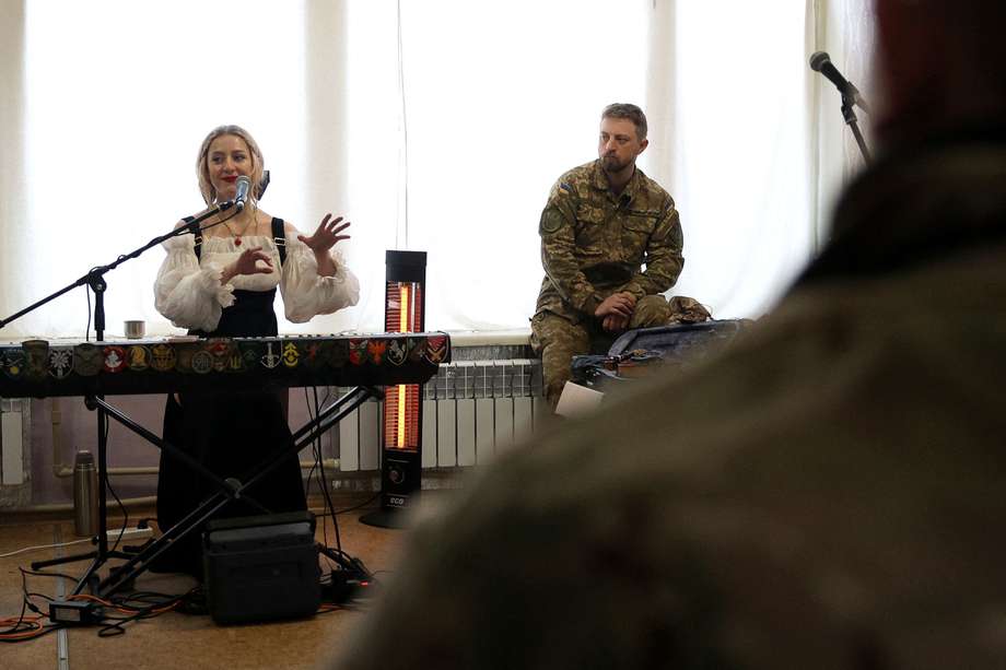 La cantante ucraniana Danielle Zayushkina de la banda Vivienne Mort actúa para soldados enfermos en un centro de recuperación en un área no revelada en la región de Donetsk el 12 de diciembre de 2023, en medio de la invasión rusa de Ucrania.
