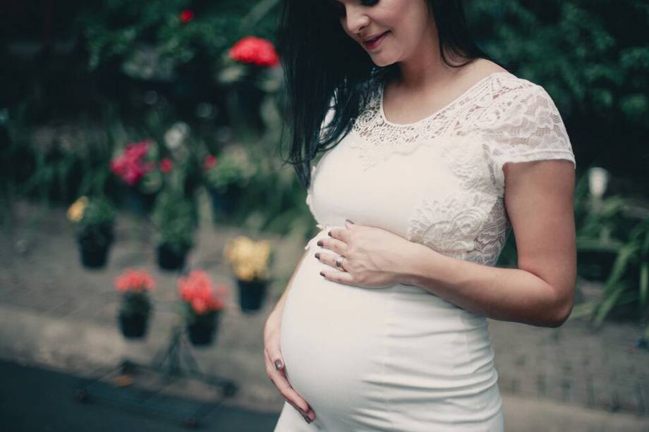 Pasearte en zonas verdes en el embarazo ayudaría al peso del bebé 