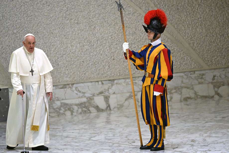 El Papa Francisco (i) pasa junto a un guardia suizo a su llegada a la audiencia general semanal en el salón Pablo VI en el Vaticano. 