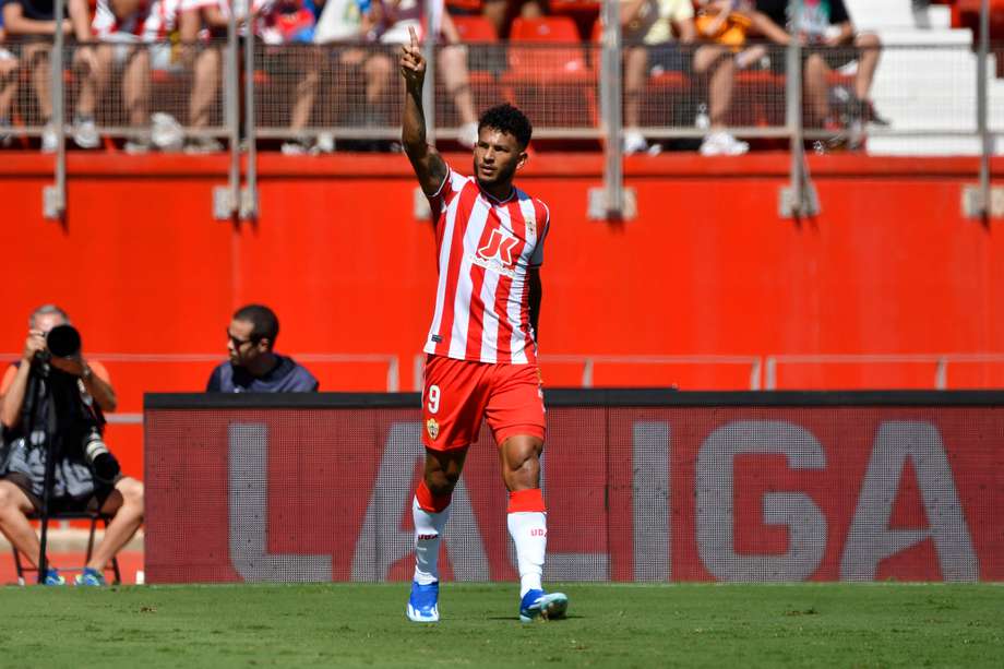 El delantero colombiano de la U.D. Almería Luis Suárez celebra su gol al Granada C.F. durante el partido celebrado este domingo en Power Horse Stadium de Almería, correspondiente a la jornada 8 de LaLiga. 
