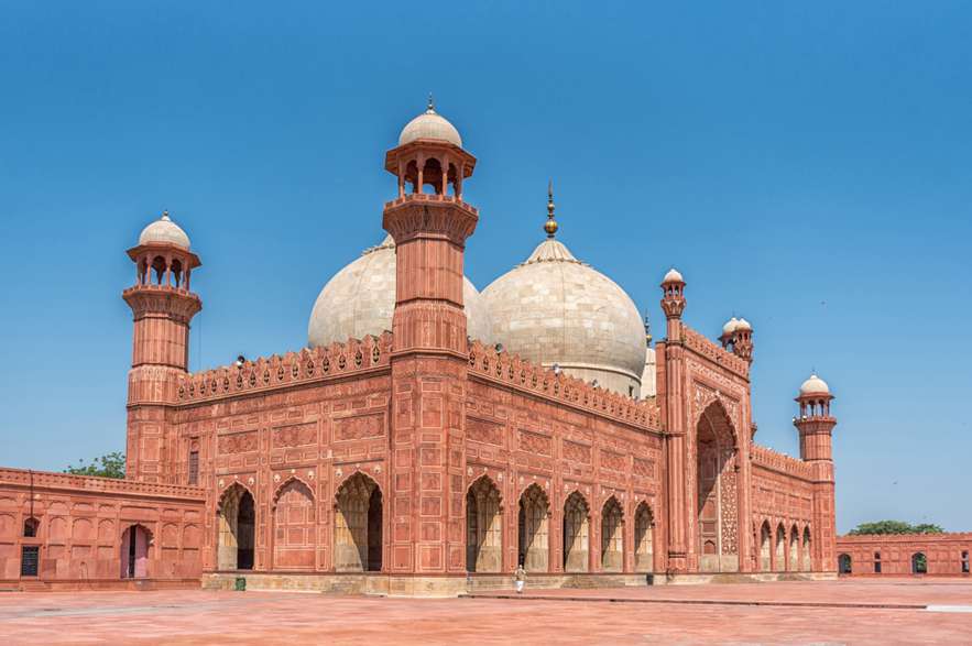 Mezquita de Badshahi (Pakistán): En Lahore, Pakistán, la Mezquita de Badshahi destaca por sus grandes cúpulas de color blanco. Este ejemplo de arquitectura mongol finalizó su construcción en el año 1673 y, a pesar del paso del tiempo, sigue en un perfecto estado de conservación.