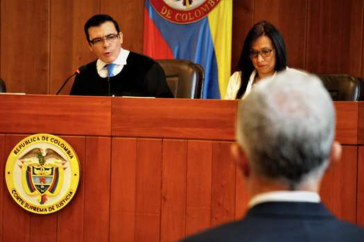 El magistrado César Reyes durante la indagatoria que rindió el expresidente Álvaro Uribe por el caso de presunta manipulación de testigos.  / Corte Suprema de Justicia 