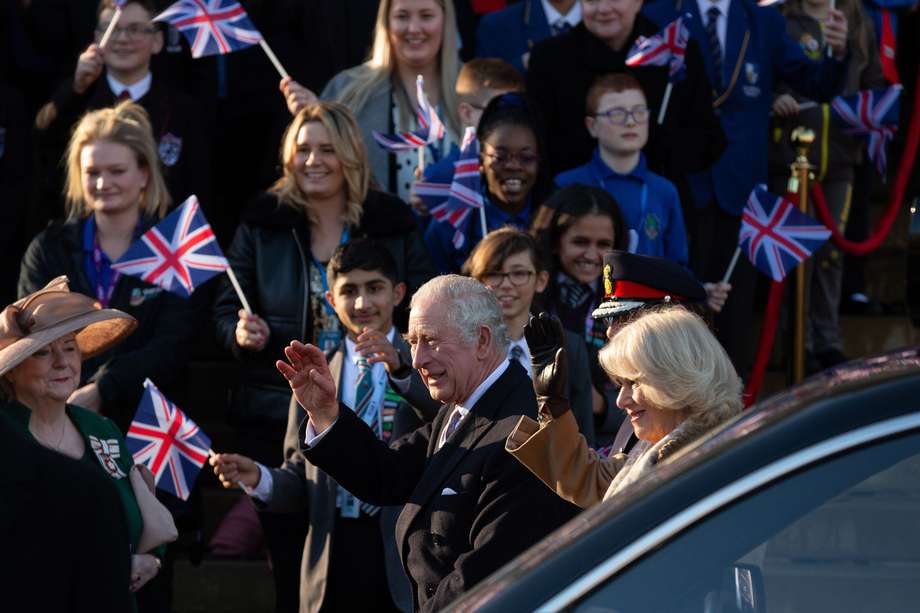El rey Carlos y la reina consorte en una visita a Bolton. //EFE/EPA/ADAM VAUGHAN
