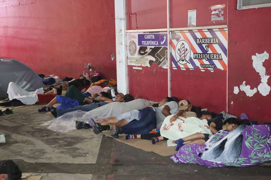  Migrantes duermen en el piso cerca al Servicio de Administración Tributaria (SAT), a esperas de tramitar su registro fiscal, en Tapachula (México). 