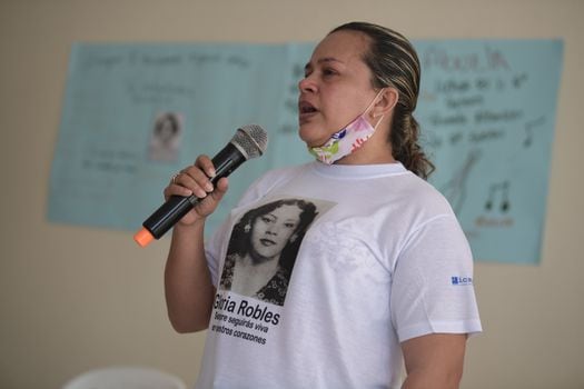 Lideresa social de los Montes de María y fundadora de la red de mujeres víctimas y sobrevivientes "Narrar para Vivir", recibió los restos de su madre, Gloria Robles, asesinada por paramilitares, luego de 26 años de perderla. 