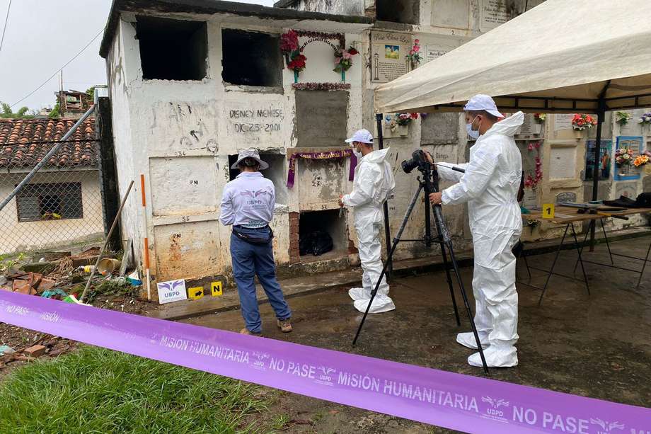 Proceso de identificación de cuerpos en cementerio de Patía (Cauca).