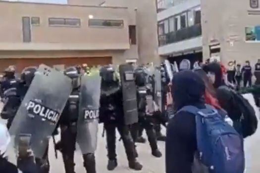 Protesta en el Colegio El Ensueño terminó en enfrentamientos con agentes del Esmad.