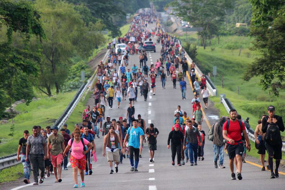 Migrantes centroamericanos caminan en caravana hacia la frontera con Estados Unidos, hoy, a su paso por Escuintla (México). La caravana de migrantes que partió el pasado lunes con 15.000 personas desde la mexicana Tapachula, fronteriza con Guatemala, se ha disgregado en su andadura, pero no ha detenido su paso por el sur de México y mantiene firme su objetivo de llegar a Estados Unidos. 
