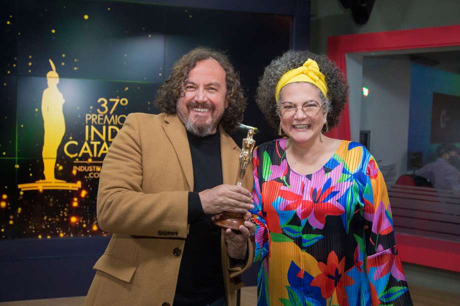 Álvaro Perea, director de "Frente al espejo" y Ana María Ruiz, gerente de Capital posando junto al Premio India Catalina.