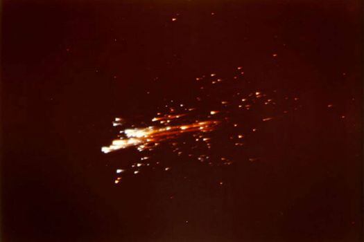 Como se esperaba que sucediera, en el viaje de vuelta a la Tierra, el módulo de comando del Apolo 11 arroja pedazos en llamas a medida que se precipita a través de la atmósfera de la Tierra. 24 de julio de 1969.  / NASA. 