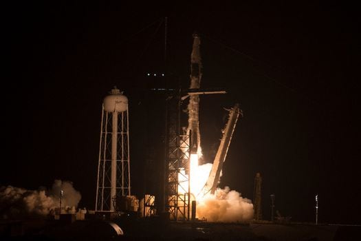 Despegue del cohete Falcon 9 de SpaceX con la cápsula de la misma compañía Dragon Freedom, que lleva a los astronautas de la misión Crew-4, tres de la NASA y una de ESA, hasta la Estación Espacial Internacional.