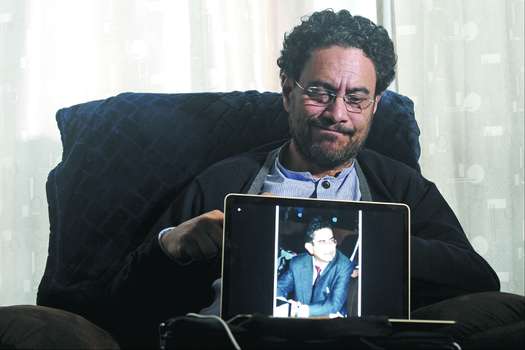 El senador Iván Cepeda con una foto de su padre, el también congresista Manuel Cepeda. 