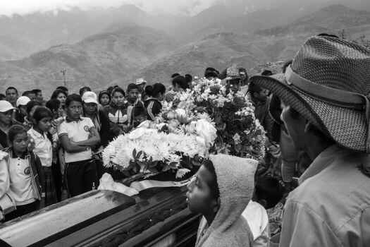 Miembros de la Guardia Indígena del norte del Cauca durante el funeral de Eder Cuetia Conda, líder comunitario asesinado en marzo de 2017.  / /Tom Laffay.
