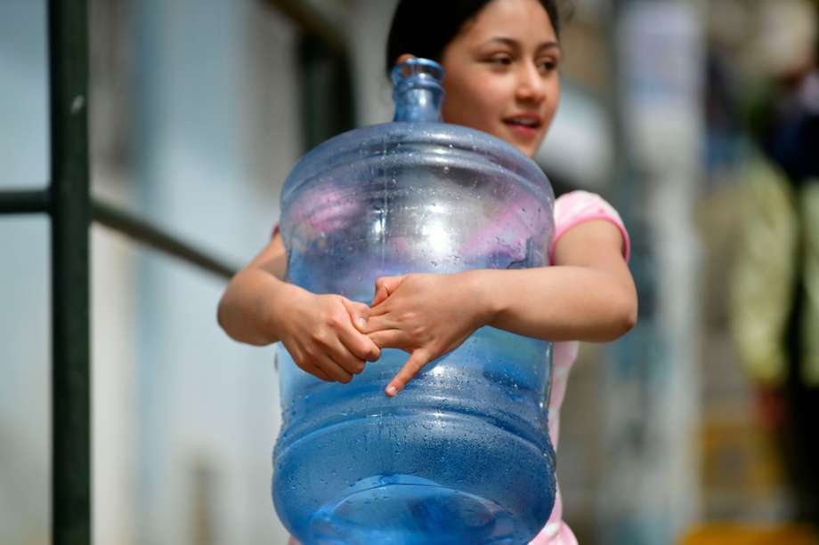 Este jueves 11 de abril empieza el ciclo de racionamiento de agua anunciado por la Alcaldía de Bogotá ante los bajos niveles en los embalses que surten de agua a la ciudad y 10 municipios de la sabana en donde también aplica la medida.