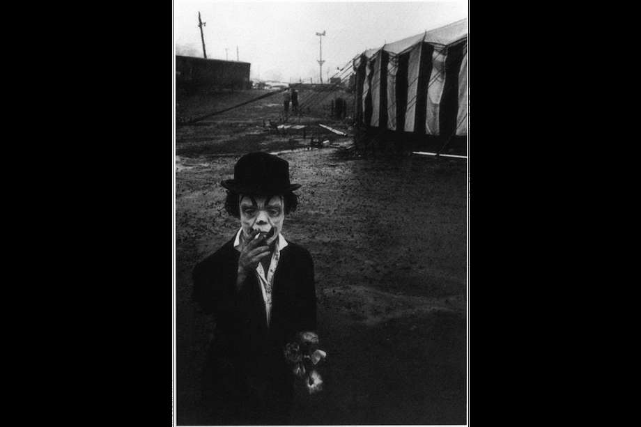 Bruce Davidson, Clown and circus tent, 1958.