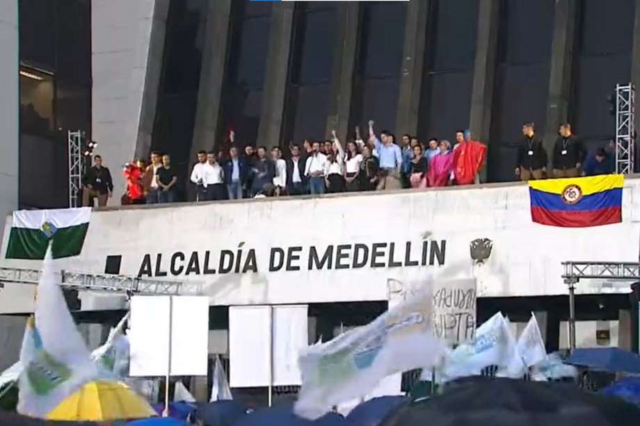 Durante el plantón que se concentró frente a la Alcaldía de Medellín, Daniel Quintero ofreció un discurso frente a los ciudadanos y simpatizantes.