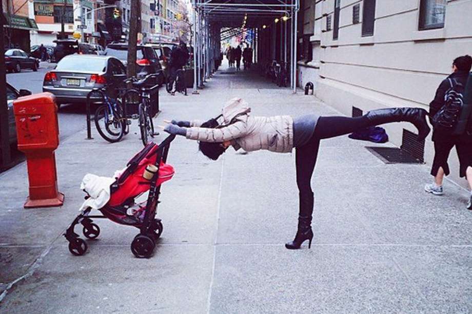 Hilaria Baldwin practicando yoga en Nueva York. / Bang Showbiz
