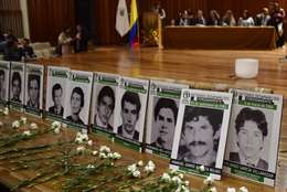 Las imágenes del emotivo grado de estudiantes de la Nacional desaparecidos en 1982