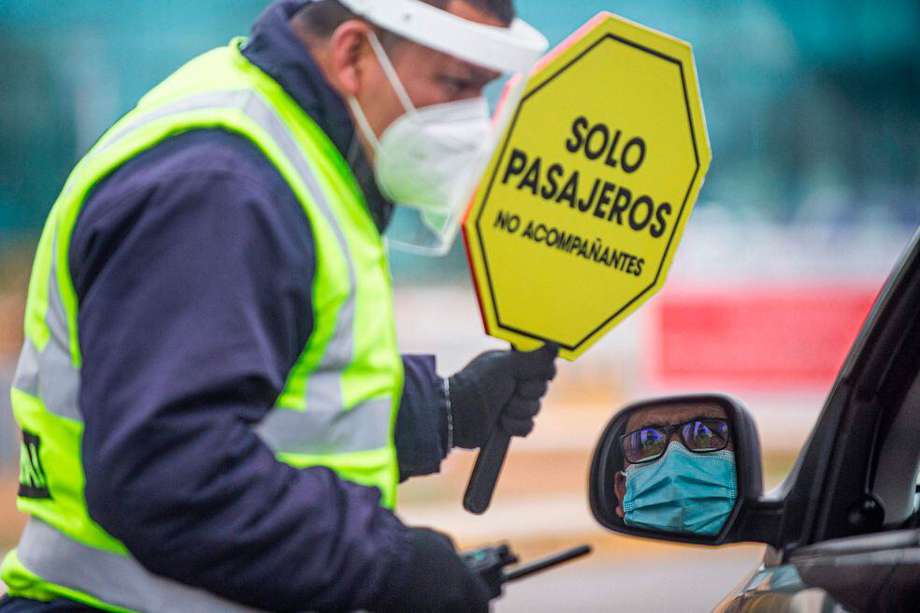 Tras la reactivación del transporte nacional en Perú, los pasajeros deben portar mascarilla y protector facial, según el reglamento de bioseguridad.