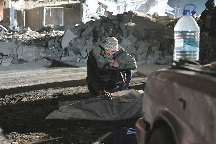 Sergiy, un residente local, llora la muerte de su esposa, víctima del bombardeo en Groza. 