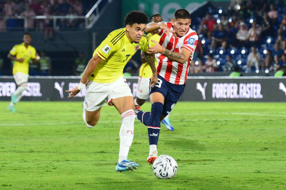 Matías Rojas (der.) de Paraguay disputa el balón con Luis Díaz de Colombia.