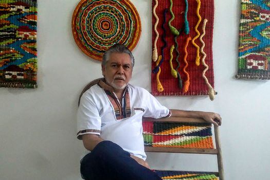 Sergio Ducón, quien recibió el título de maestro artesano en el 2010, enseña la técnica de tejido vertical en fique para elaborar artesanías.