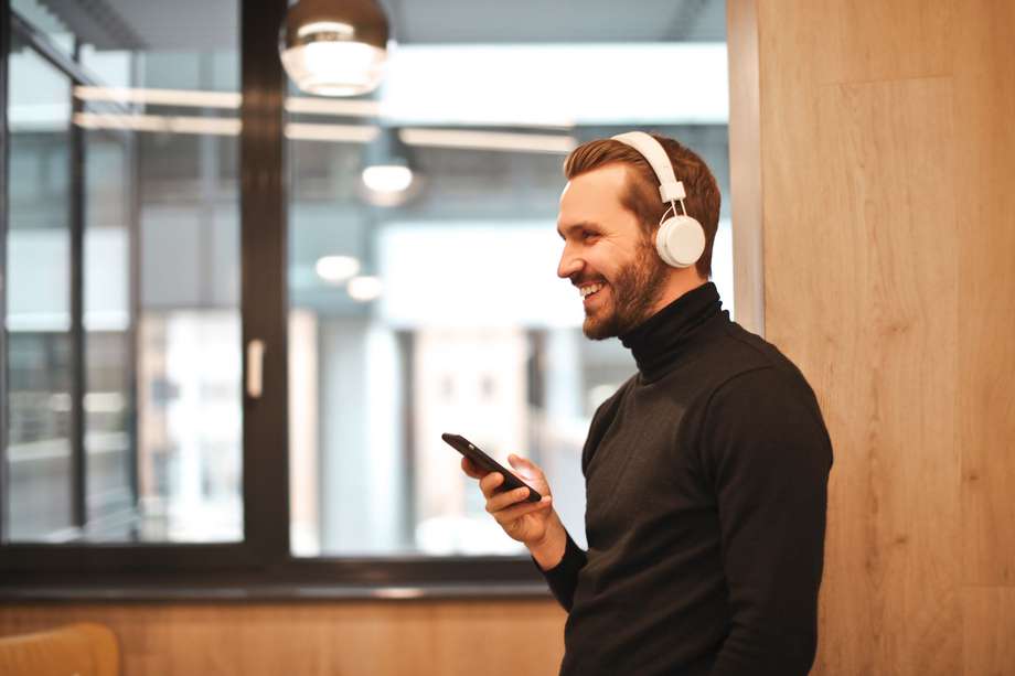 Los audífonos con bluetooth permiten tener comodidad a la hora de contestar una llamada o escuchar música mientras se está en movimiento.