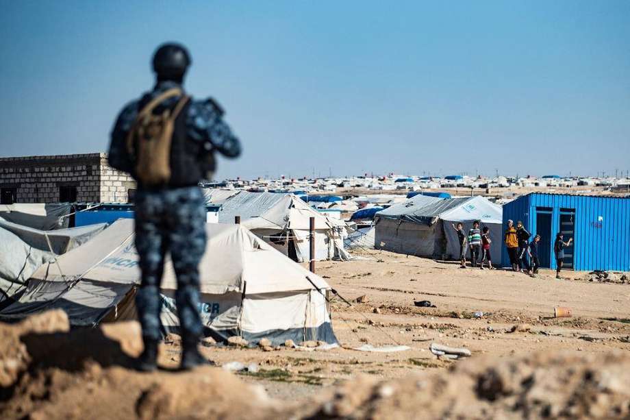 Las fuerzas especiales de las Fuerzas Democráticas Sirias vigilan las cercanías del campo de al-Hol, el más grande de los dos campos de desplazados dirigidos por kurdos para familiares de yihadistas.